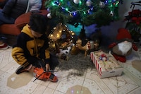 Mexicanos compran regalos de Navidad 2025 con cautela y control del gasto