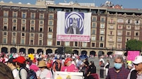 Marcha por el INE: Reciben a manifestantes en Palacio Nacional con manta de Genaro García Luna