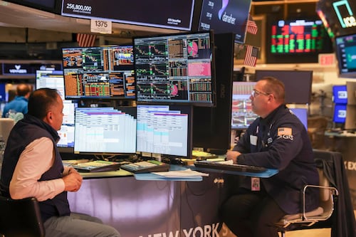 Wall Street cierra mixto por tensión entre EU e Irán y cautela ante resultados tecnológicos