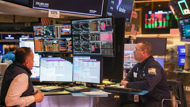 Wall Street cierra mixto por tensión entre EU e Irán y cautela ante resultados tecnológicos