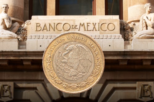 Peso cierra con pérdidas tras decisión de Banxico de ‘congelar’ su tasa: ¿En cuánto se vende el dólar?