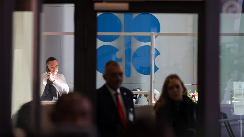 OPEP+ quiere que el petróleo siga ‘caro’: anuncia mayor recorte a producción desde 2020