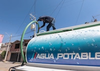 ¿Qué sabemos del agua potable que huele a caño y se ve turbia en Guadalajara?