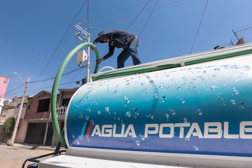 ¿Qué sabemos del agua potable que huele a caño y se ve turbia en Guadalajara?