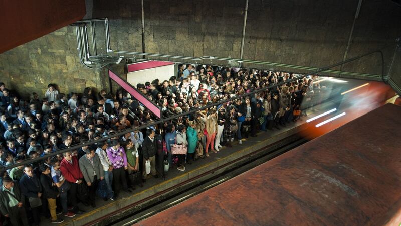 ‘¡Manden más trenes!’: Usuarios del Metro de CDMX reportan retrasos de 10 minutos en 3 líneas