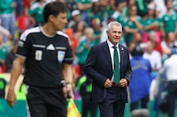‘Vasco’ Aguirre se pone ‘rudo’ pese a victoria de México vs. Sudáfrica: ‘No me gustó’