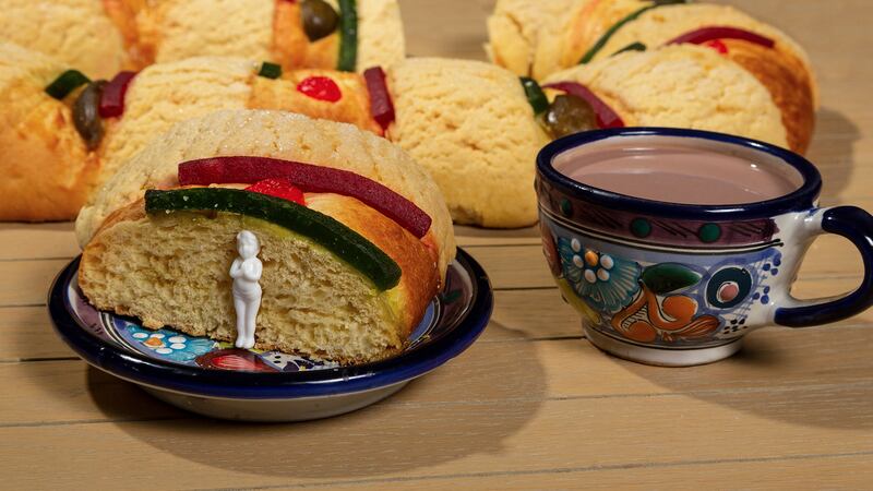 ¿Por qué la Rosca de Reyes tiene ‘muñequitos’ adentro?