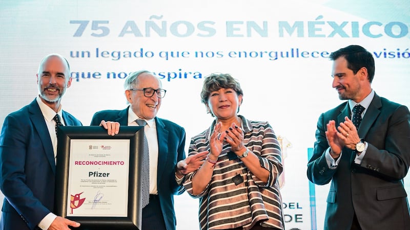 Reconoce Gobernadora Delfina Gómez a Pfizer por 75 años en México; destaca planta de Toluca