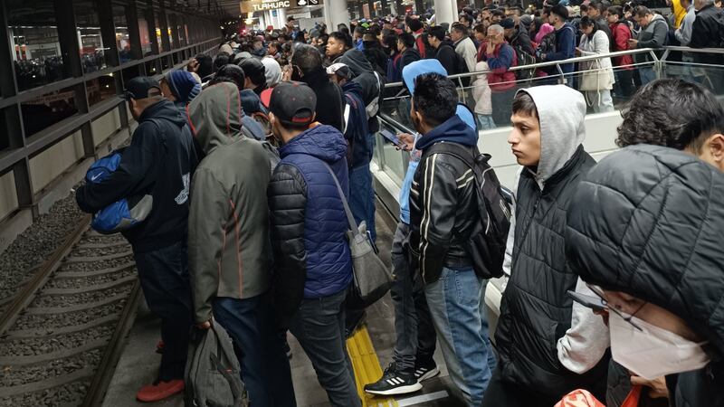 Caos total en Metro de CDMX: Desalojos y retrasos de hasta 1 hora en líneas 4, 7, 12, A y B