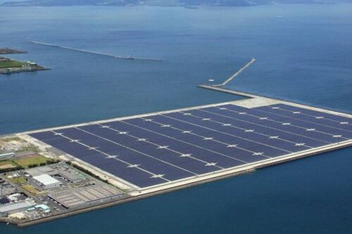 Esta megaplanta solar en Japón tiene un volcán activo de fondo