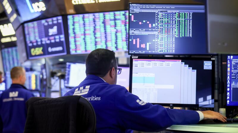 Wall Street cierra ‘esbozando una sonrisa’: Posible fin de cierre de Gobierno en EU impulsa a indicadores