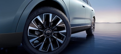 Detalle del rin bitono de 20 pulgadas con neumático Giti Control P10 del SOUEAST S08 i-DM color verde SUV híbrido enchufable