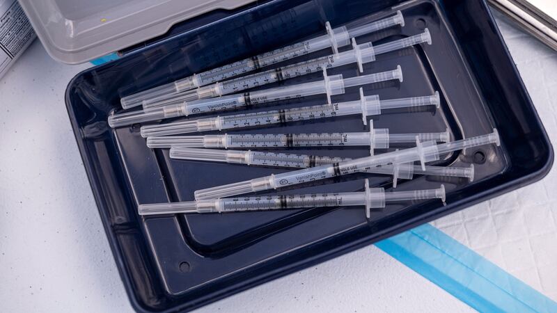 EU apoya liberación de patentes de vacunas COVID para aumentar dosis