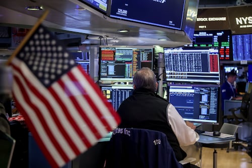 Wall Street cierra ‘agitado’: IA provoca pérdidas en compañías tecnológicas
