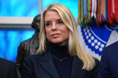 Pam Bondi se rebela: Dejará ‘vestidos y alborotados’ a congresistas de EU por el caso Epstein