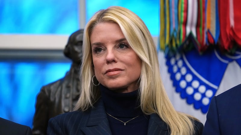 Pam Bondi se rebela: Dejará ‘vestidos y alborotados’ a congresistas de EU por el caso Epstein