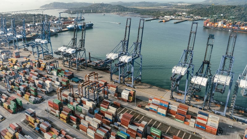 Congresistas de EU visitan Panamá, en medio de pleito por el canal