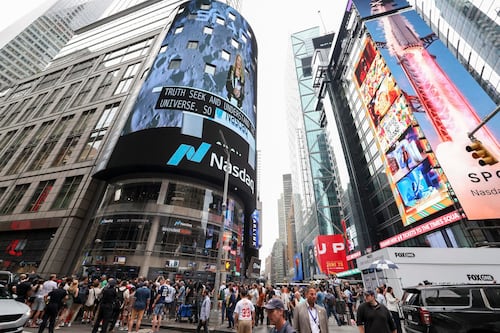Wall Street cierra con cautela: Enfocan atención a posible acuerdo entre EU e Irán
