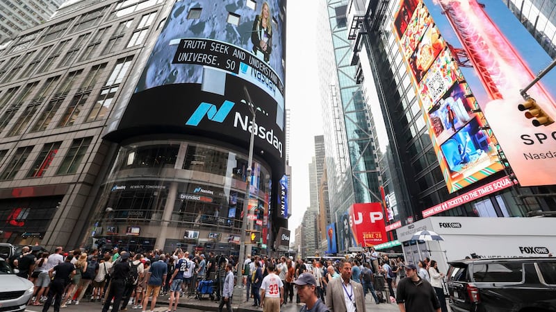 Wall Street cierra con cautela: Enfocan atención a posible acuerdo entre EU e Irán