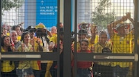 (VIDEO) ‘Portazo’ en la Copa América 2024: Aficionados escalan rejas y entran en ‘avalancha’