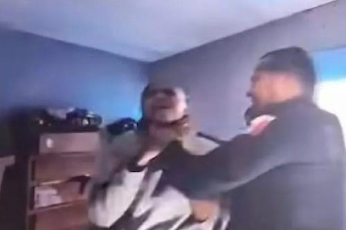 VIDEO: Suspenden a director operativo de la Policía de León tras agredir a una mujer