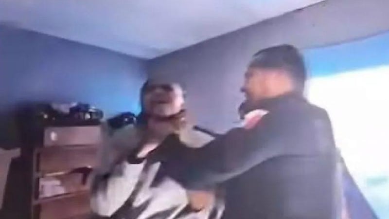 VIDEO: Captan a director operativo de la Policía de León golpeando a una mujer; es suspendido