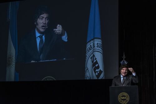 Debate presidencial en Argentina: Milei promete alcanzar nivel de vida de EU y pide perdón al Papa