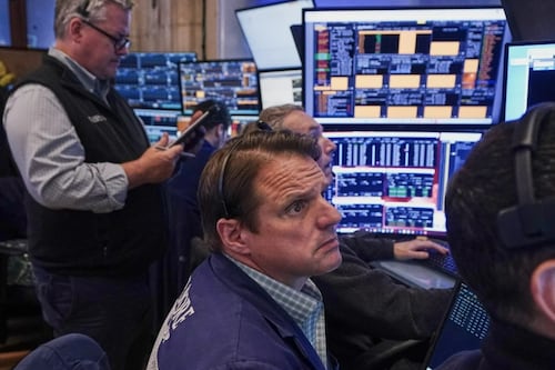 Wall Street cierra ‘triste’: Desconfianza en inversiones en IA ‘tumba’ los índices