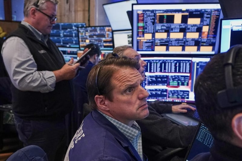 Wall Street abre con pérdidas; inversionistas dudan si IA es rentable: ¿Cómo opera HOY?