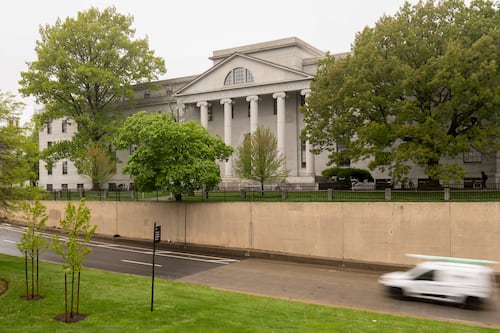 Trump no da tregua a estudiantes extranjeros: EU ordena detener entrevistas para obtener visas