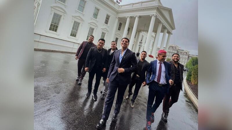 ‘Palomazo en la cocina’: Grupo Firme improvisa concierto en la Casa Blanca