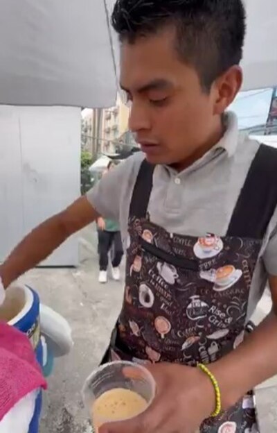 El supuesto nieto de 'Resortes' prepara café con chocolate, que es una de sus bebidas "especiales". (Foto: Captura Instagram @los.tripones)