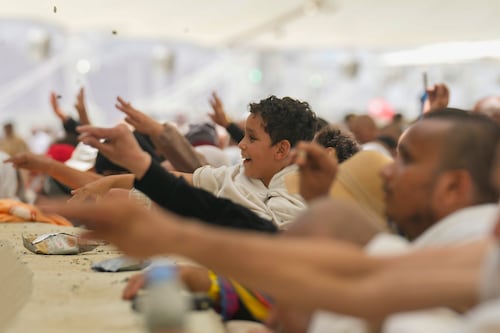 Millones de personas ‘apedrean al diablo’: ¿En qué consiste el ritual de inicio del Eid al-Adha? (Fotos)