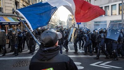 En redes sociales se convocaron protestas en Francia debido a que quieren retirar dos días feriados.