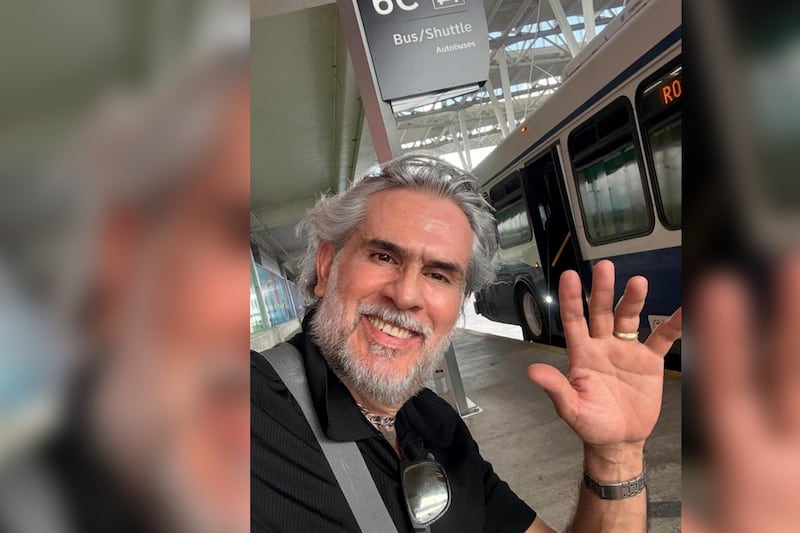 Carlos Amador, actor de ‘El Privilegio de Amar’, vende artesanía en la calle: ‘No hay chamba’