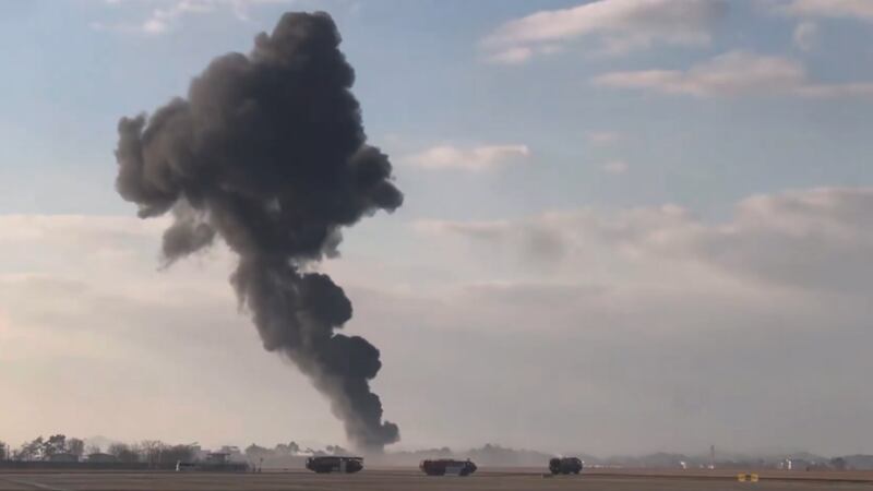 Avión choca contra una pared en Corea del Sur durante el aterrizaje; hay 85 muertos