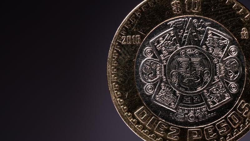 Peso ‘temeroso’ cede terreno ante el dólar, que gana fortaleza