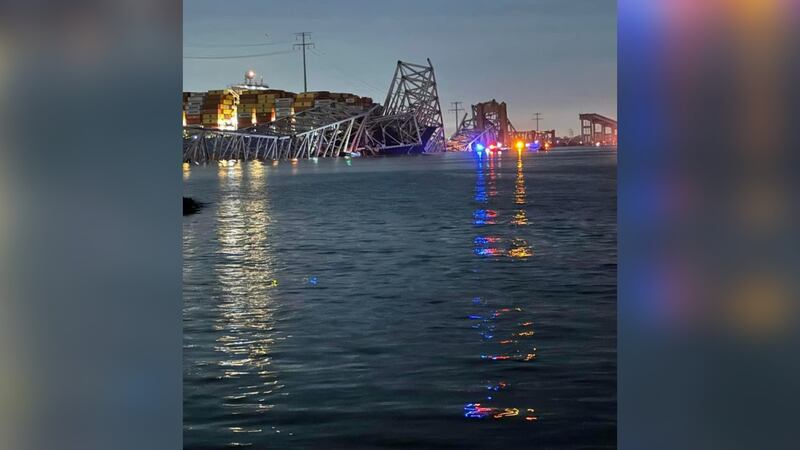 Puente Francis Scott Key se desploma en Baltimore tras impacto de barco: Autos caen al agua (VIDEOS)