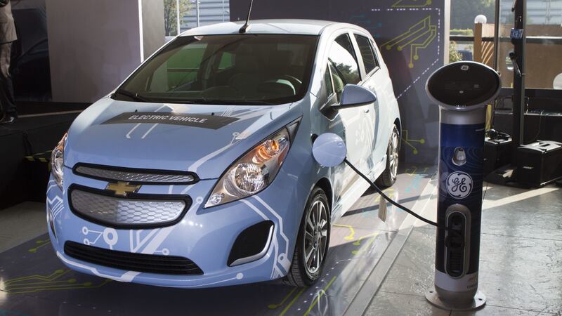 Hay autos eléctricos, pero cero enchufes: el dilema del sector automotriz en México