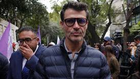 Leonardo García hace marcha en Polanco y denuncia ante Fiscalía desalojo de su lujoso departamento