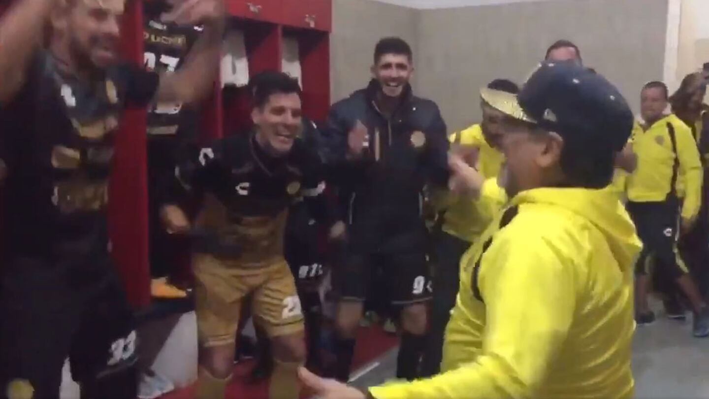 ¡Lo volvió a hacer! Maradona otra vez bailó en el vestidor de Dorados (VIDEO)