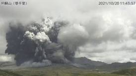 Volcán Monte Aso en Japón entra en erupción y genera enorme columna de humo 