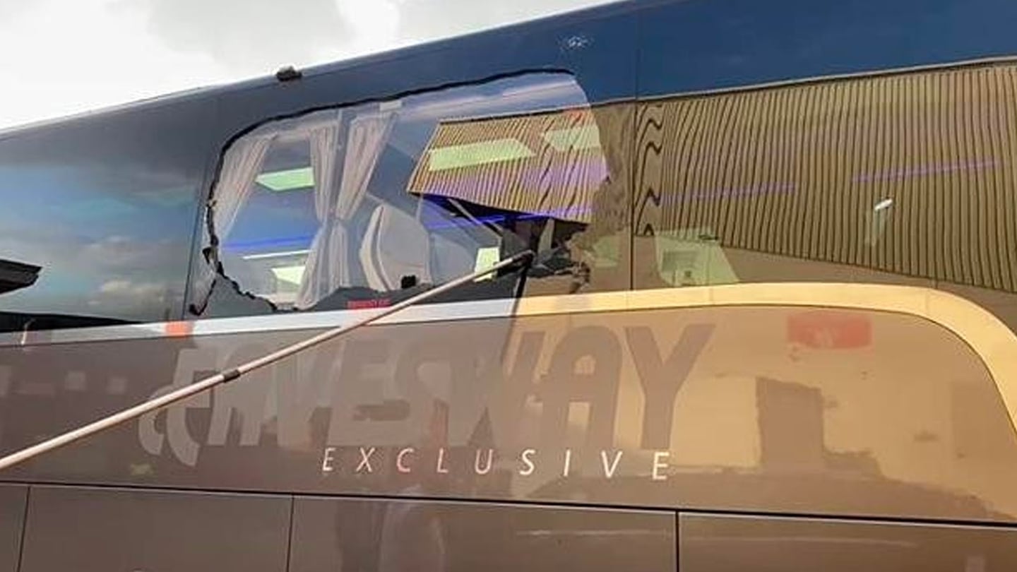 Apedrearon autobús del Real Madrid a su llegada a Anfield