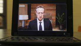 Día ‘de terror’ para Zuckerberg: se cae Facebook y también pierde 6 mil mdd en horas