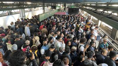 ‘Viene Rosalía, pero no pasa el Metro’: Usuarios reclaman retrasos en líneas 3, 7, 8 y 9