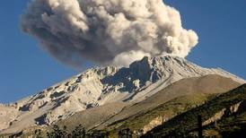 Volcán Ubinas de Perú hace explosión: Lanza cenizas a 3,600 mil metros