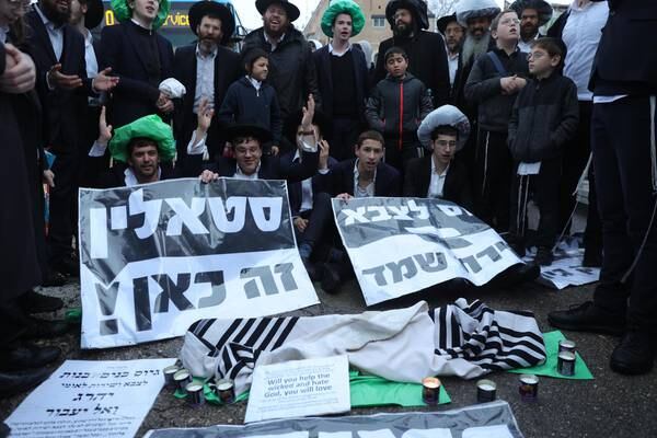 Judíos ultraortodoxos protestan contra su posible reclutamiento militar en Israel