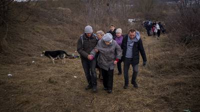Corredores Humanitarios: Miles de civiles huyen de Ucrania a través del primer paso seguro