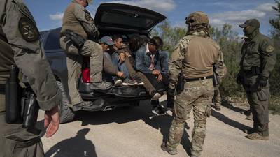 Legisladores texanos aprueban ley que permite a policía local arrestar inmigrantes