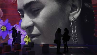 Frida Kahlo: su transformación de pintora a ‘ícono pop’ en nueva muestra inmersiva